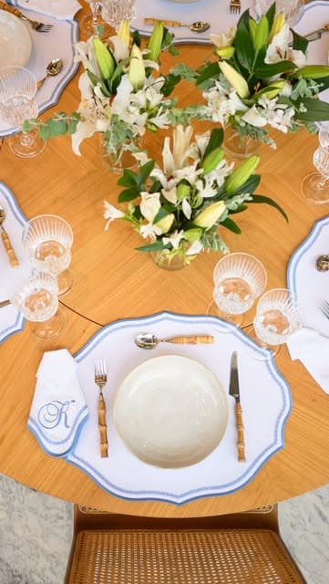 Detalhe de mesa posta com louça artesanal